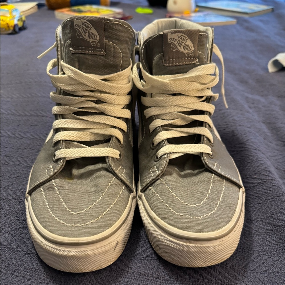 Gray high top Vans in very good condition men’s size 7. Women’s 8.5.